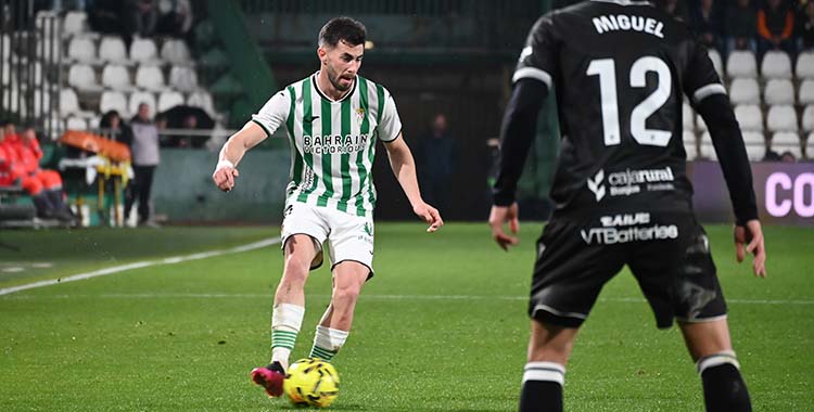 Jacobo encarando a un jugador del Burgos.