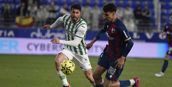 Jacobo presiona a un jugador del Huesca.