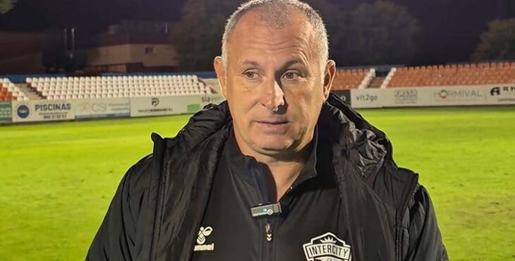 Javi Moreno con el anorak del Intercity a la conclusión de un partido.