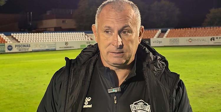 Javi Moreno con el anorak del Intercity a la conclusión de un partido.