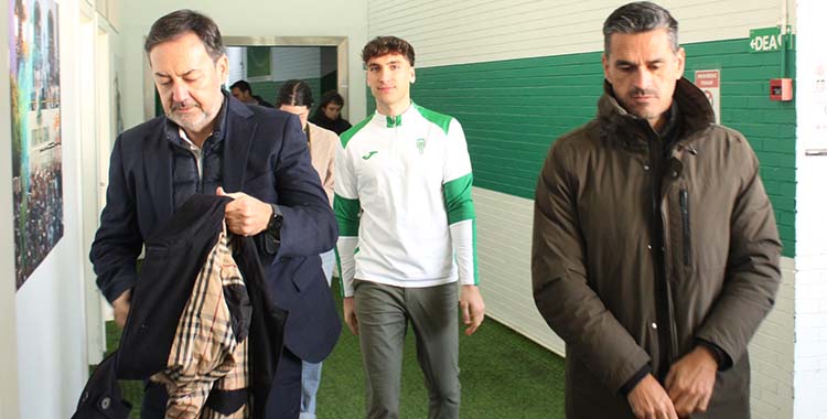 Juanito y Antonio Fernández Monterrubio entrando en la sala de prensa con su primer fichaje, Diego Percan, al fondo.