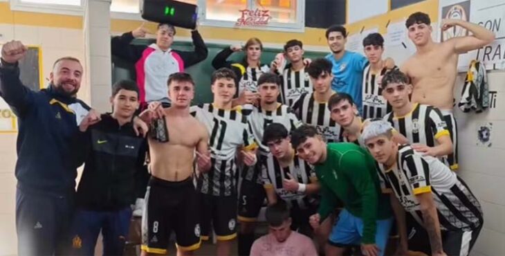 Los jugadores del juvenil A del Juanín y Diego celebran una victoria.