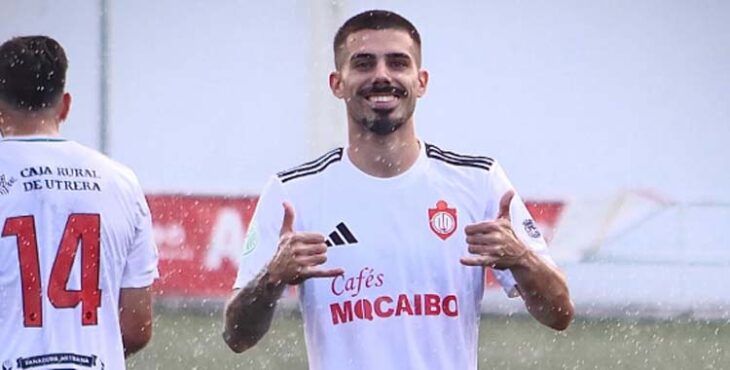 Dani Lidueña celebra un gol con el Utrera.