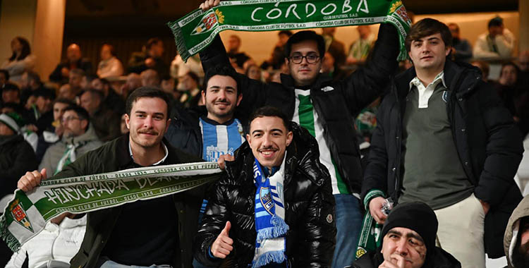 Cordobesistas y malacitanos en la grada de El Arcángel.