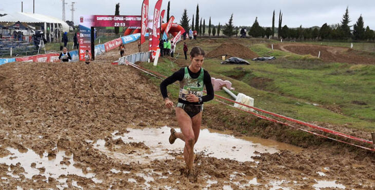 La montillana María del Mar Marqués superando uno de los muchos charcos del trazado cuco en el Nacional de Cross.