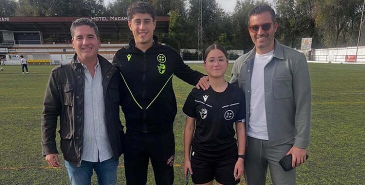 Martín Torralbo, delegado de la Andaluza en Córdoba, junto a una joven árbitra.