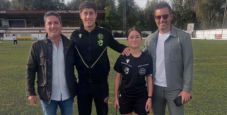 Martín Torralbo, delegado de la Andaluza en Córdoba, junto a una joven árbitra.