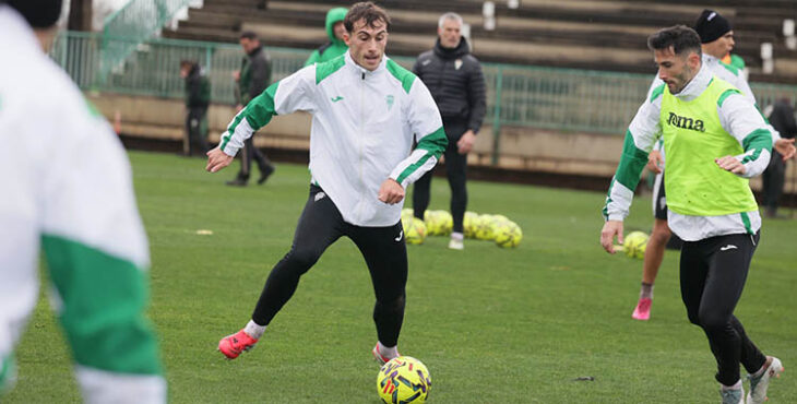 Mikel Goti peleando un balón dividido en su primer entrenamiento con el Córdoba junto a Albarrán.