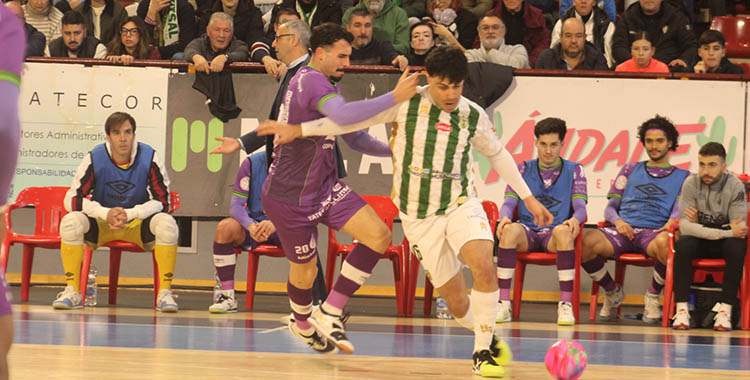 Nicolás Marrón se zafa de la presión de un rival.