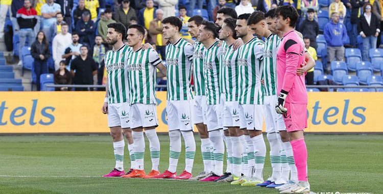 El sentido minuto de silencio del once del Córdoba CF en Las Palmas.