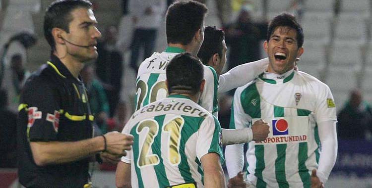 Patiño celebra un gol con el Córdoba en la 2011-12.