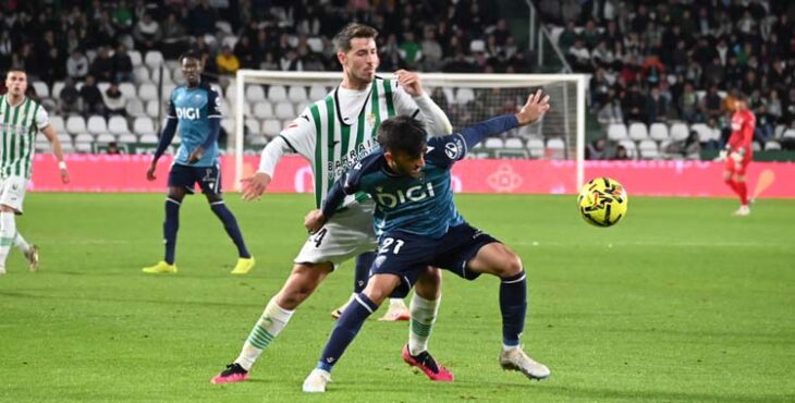 Pedro Ortiz pugna por el balón en el partido ante el Cádiz.