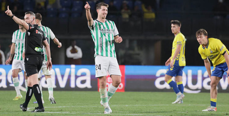 Pedro Ortiz señalando la jugada después de que el colegiado Ena Wolf, a la izquierda, anulara su gol ante Las Palmas. Foto: CCF