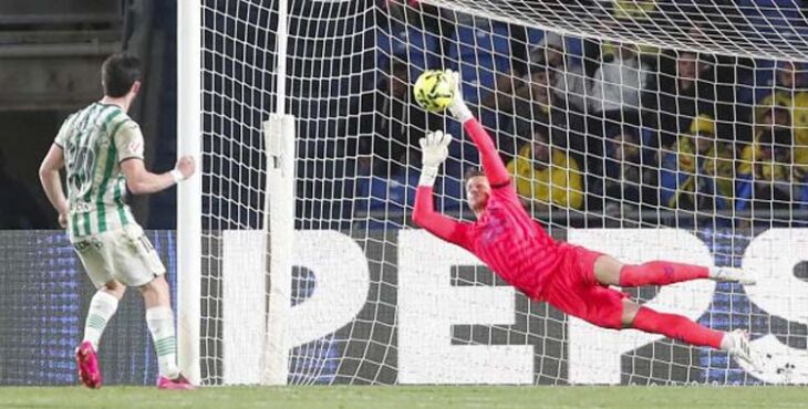 Horkas detiene el penalti a Jacobo en Las Palmas.