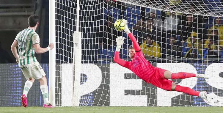 Horkas detiene el penalti a Jacobo en Las Palmas.