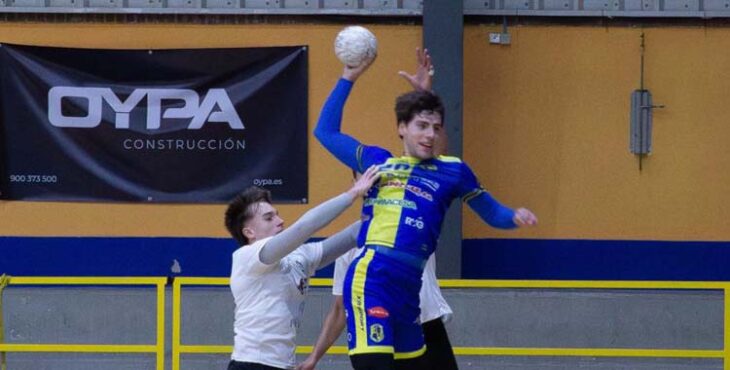 Antonio Pineda arma el brazo ante el Alarcos Ciudad Real.