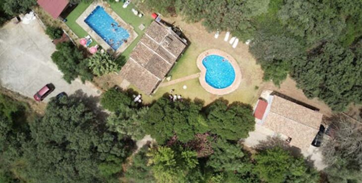 Vista aérea de zona de senderismo con piscina.