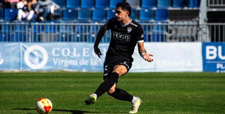 Plácido González golpea el balón en un partido con el Socuéllamos.