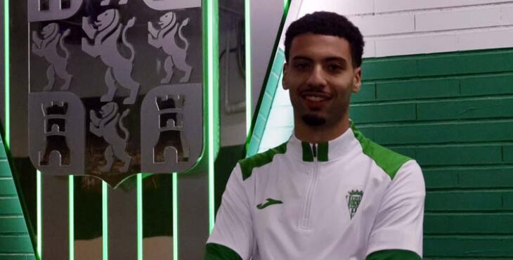 Amin Rajouani posa con la camiseta del Córdoba.