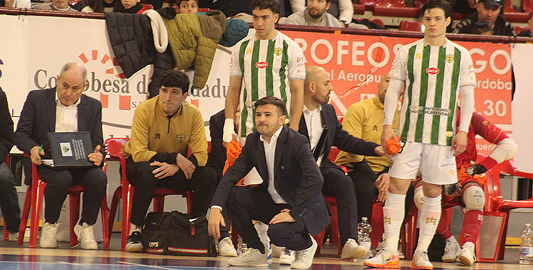 Emanuel Santoro atiende el juego de su equipo.