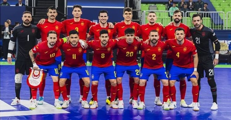 La selección española vence a Bielorrusia 0-2 y es líder de grupo momentáneamente.