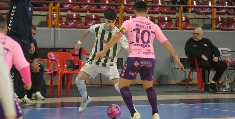 Sergio Romero encara a un jugador del Xerez.