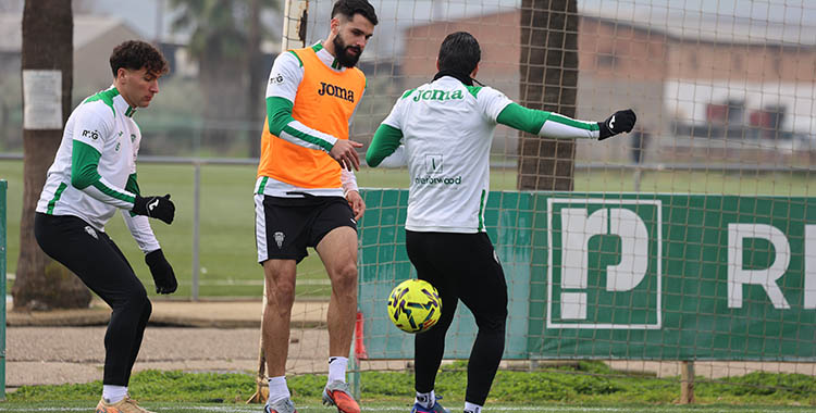Xavi Sintes disputa un balón dividido con Diego Percan a la izquierda.