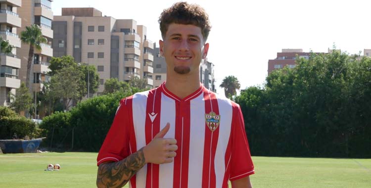 Tomazinho posa con la camiseta del Almería.