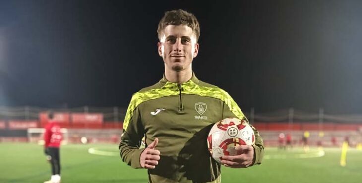 Tomazinho posa en su primer entrenamiento como rojillo.