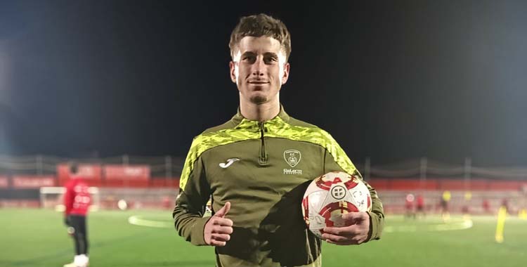 Tomazinho posa en su primer entrenamiento como rojillo.