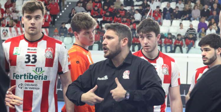 Toni Malla, nuevo técnico del Ángel Ximénez, en un tiempo muerto con el Puerto Sagunto esta misma temporada.