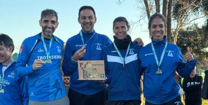 Atletas del Trotasierra tras vencer en el Andaluz de Campo a Través.
