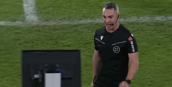 De Ena Wolf acude al VAR para revisar el gol de Pedro Ortiz.