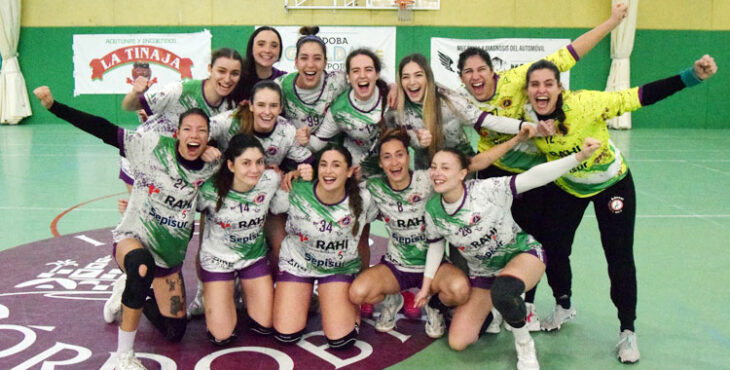 Las jugadoras fuensantinas, eufóricas tras vencer y situarse líderes de la liga. Foto: Laclasi.es