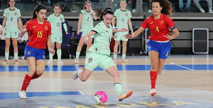 África Lozano (15) sigue de cerca a una rival portuguesa. Foto: RFEF