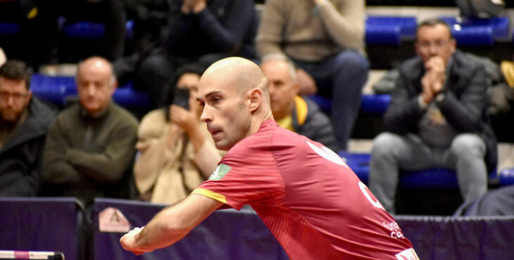 Alejandro Calvo, concentrado para golpear. Foto: Susana L. Ronchel / Real Club Priego Fundación Kutxabank