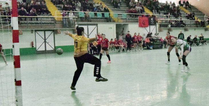 Ángela Ruiz transforma un tiro de siete metros en un partido en La Fuensanta. Foto: Laclasi.es