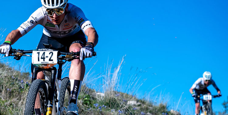 Dos bikers en plena acción este jueves por los dominios jiennenses. Foto: Andalucía Bike Race