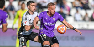 Obolskii intenta domar un esférico en el encuentro del Córdoba en Burgos la temporada pasada. Foto: LaLiga Hypermotion