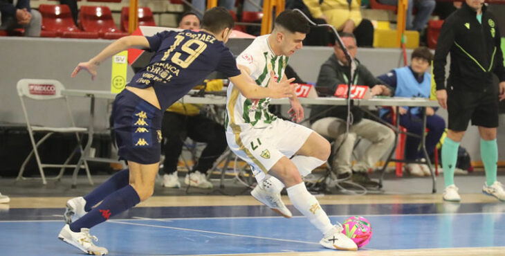 Carlos Gómez protege la pelota ante un jugador de O Parrulo. Foto: Edu Luque / Córdoba Futsal