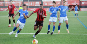 Carlos Ramírez batallando como siempre en la medular. Foto: Tino Navas / Salerm Puente Genil
