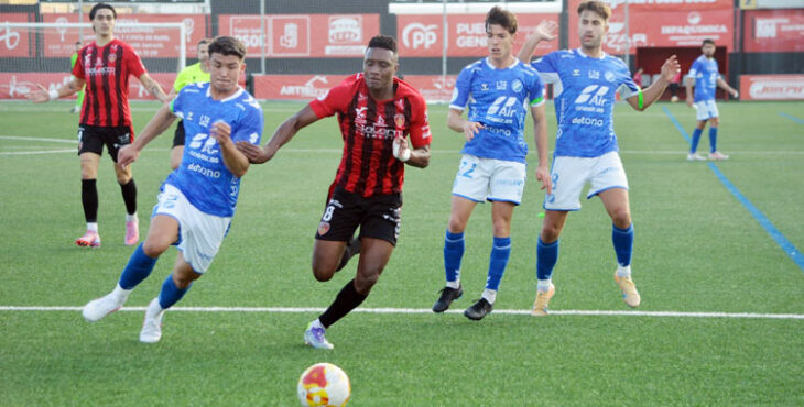 Carlos Ramírez batallando como siempre en la medular. Foto: Tino Navas / Salerm Puente Genil