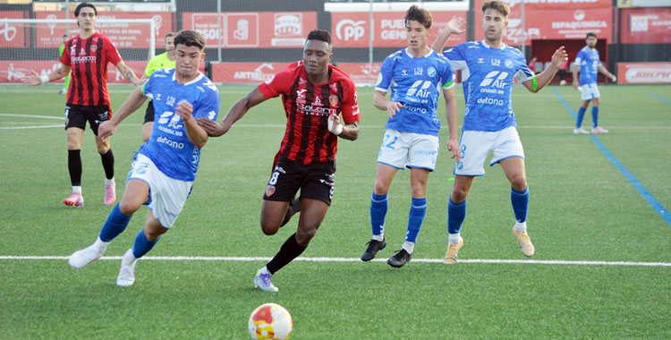 Carlos Ramírez batallando como siempre en la medular. Foto: Tino Navas / Salerm Puente Genil