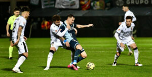 Carracedo rodeado de jugadores del Ceuta en el Murube. Foto: LaLiga Hypermotion