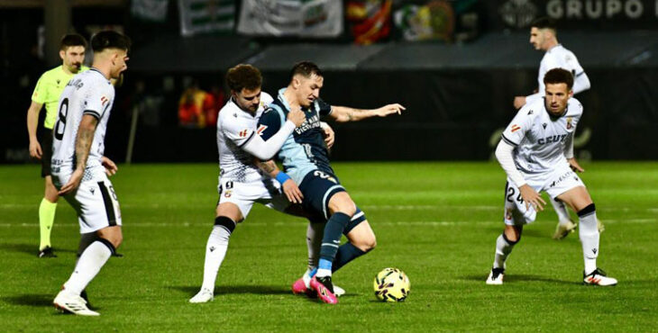 Carracedo rodeado de jugadores del Ceuta en el Murube. Foto: LaLiga Hypermotion