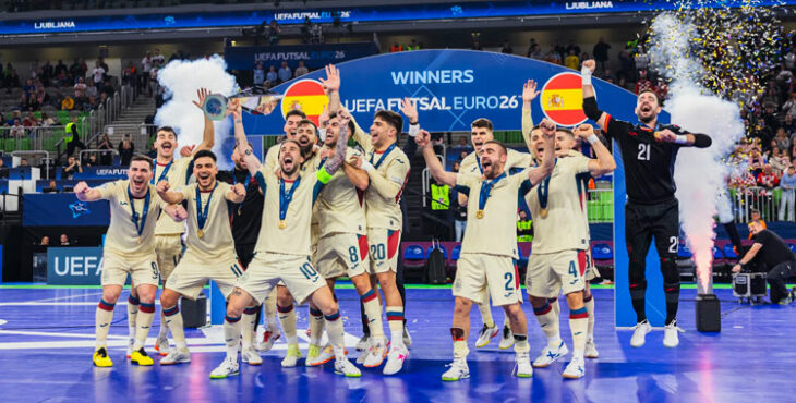 La selección española alzando el título de campeona de Europa de fútbol sala, con Cecilio Morales a la derecha. Foto: RFEF