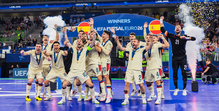 La selección española alzando el título de campeona de Europa de fútbol sala, con Cecilio Morales a la derecha. Foto: RFEF