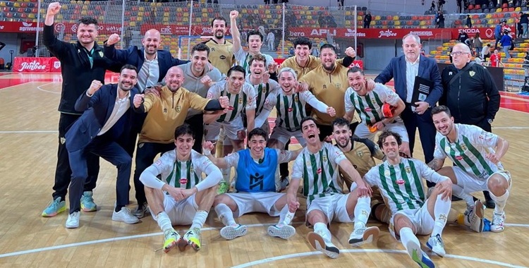 El Córdoba Patrimonio celebrando la victoria ante Jimbee Cartagena. Foto: CordobaFutsal