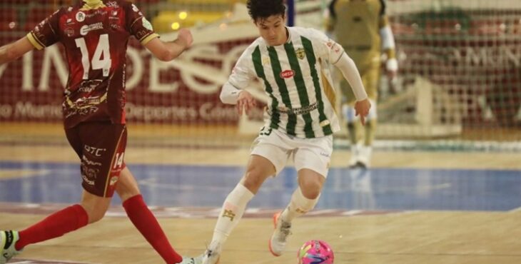 El jugador de Córdoba Patrimonio de la Humanidad conduciendo el balón en el amistoso contra el Villa del Río. Foto: Edu Luque / Córdoba Futsal