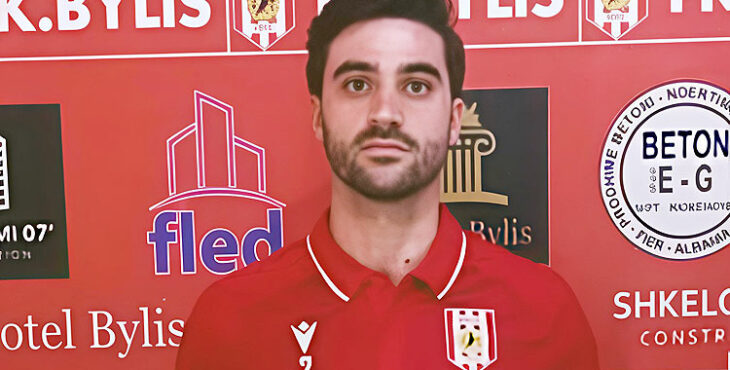 David Carmona con la camiseta del Bylis albanés. Foto: @Palmadeporte